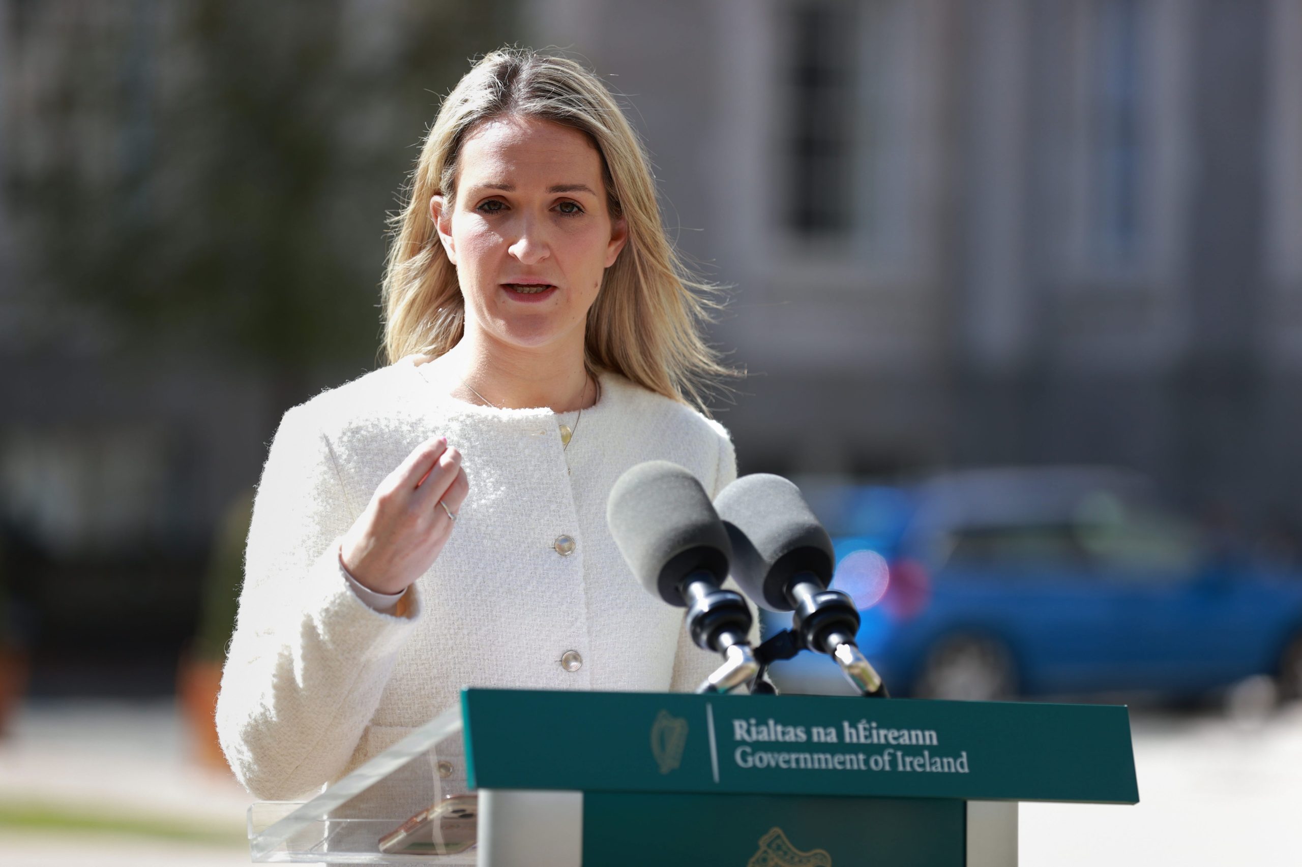 Helen McEntee, la ministra de justicia irlandesa, quiere implementar legislación de emergencia para devolver a los solicitantes de asilo a Gran Bretaña
