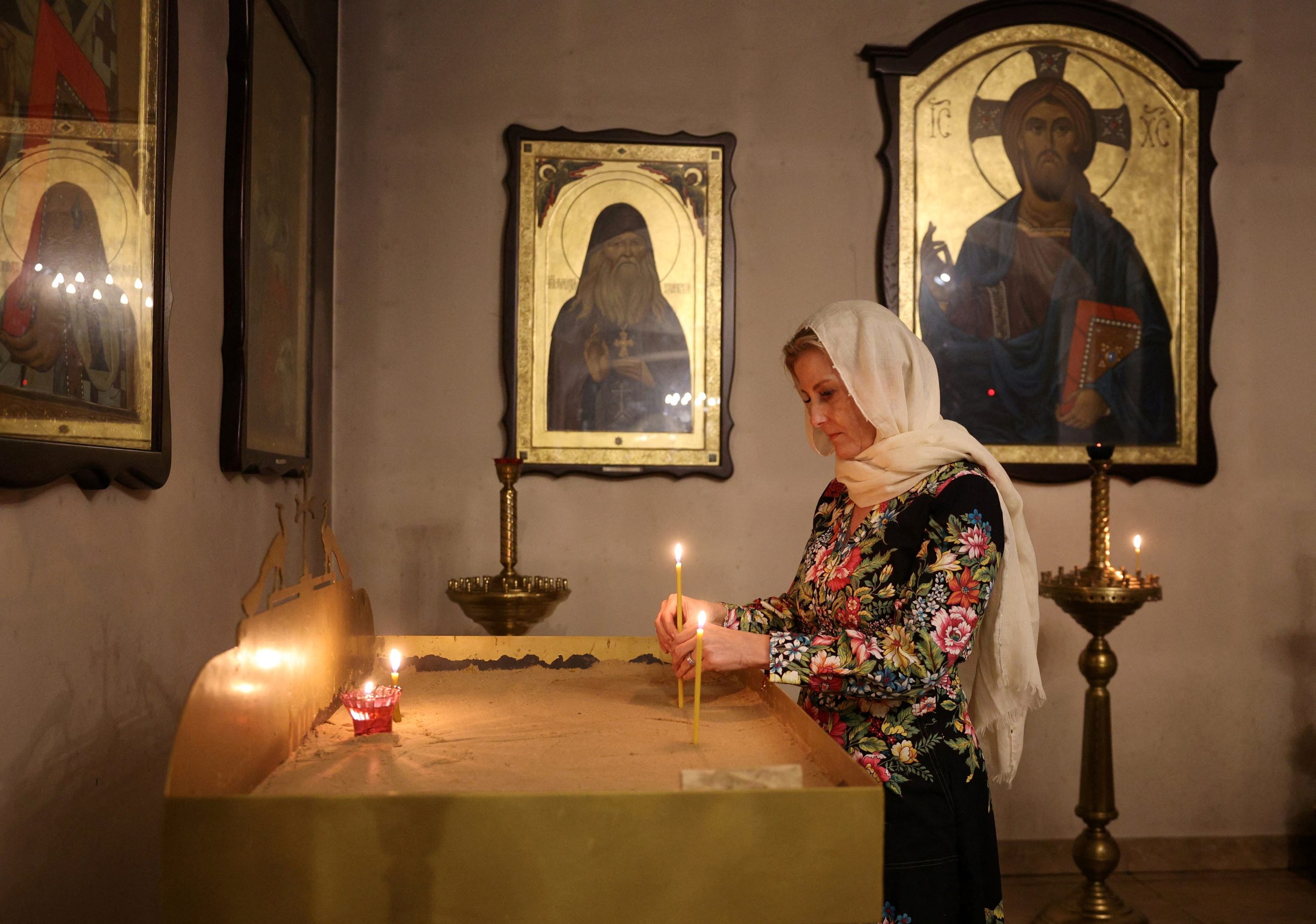 La duquesa encendió velas en la Iglesia de San Andrés en Bucha