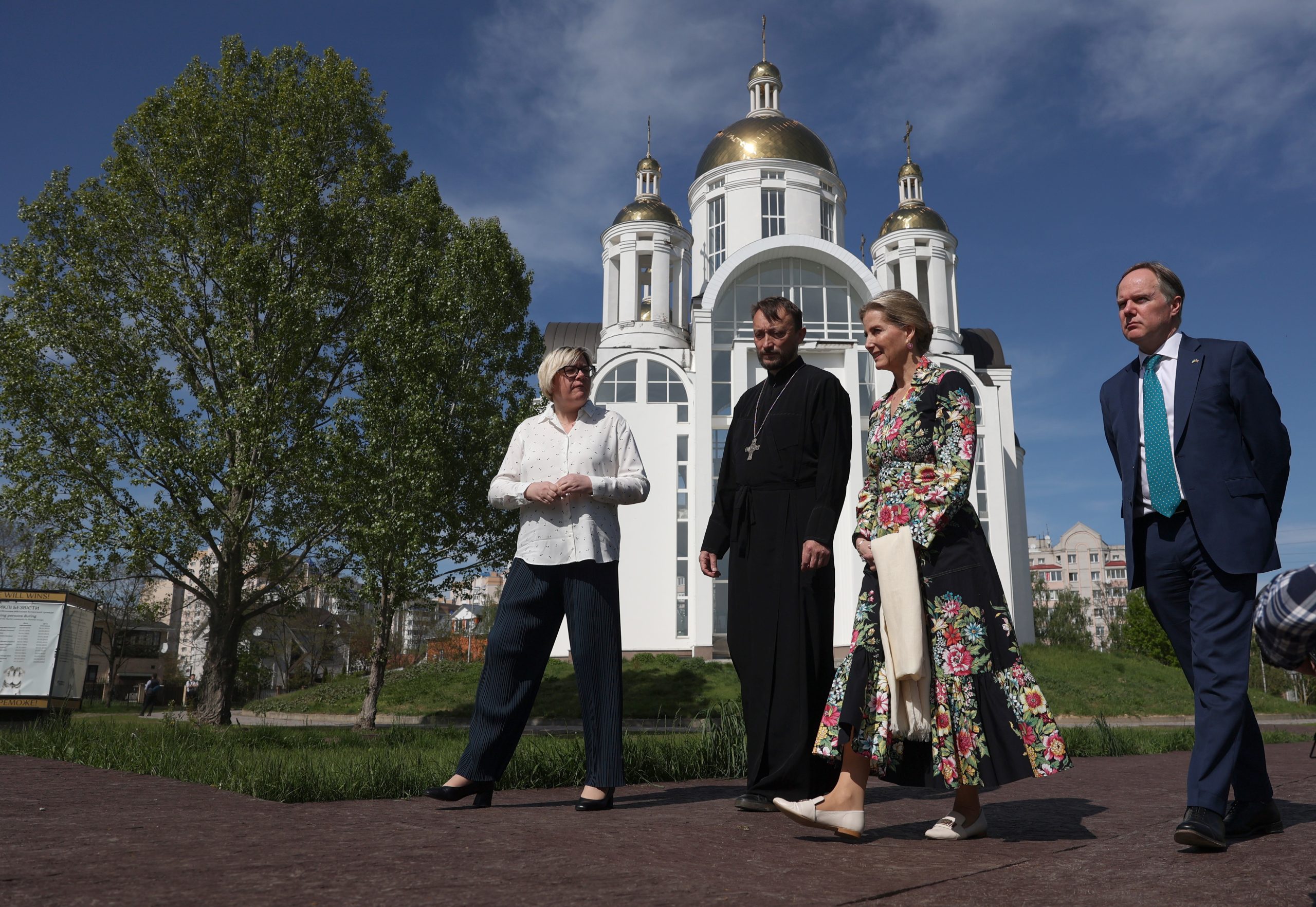 Sophie y el embajador del Reino Unido en Ucrania, Martin Harris, a la derecha, en el memorial a las víctimas de la ocupación rusa en Bucha